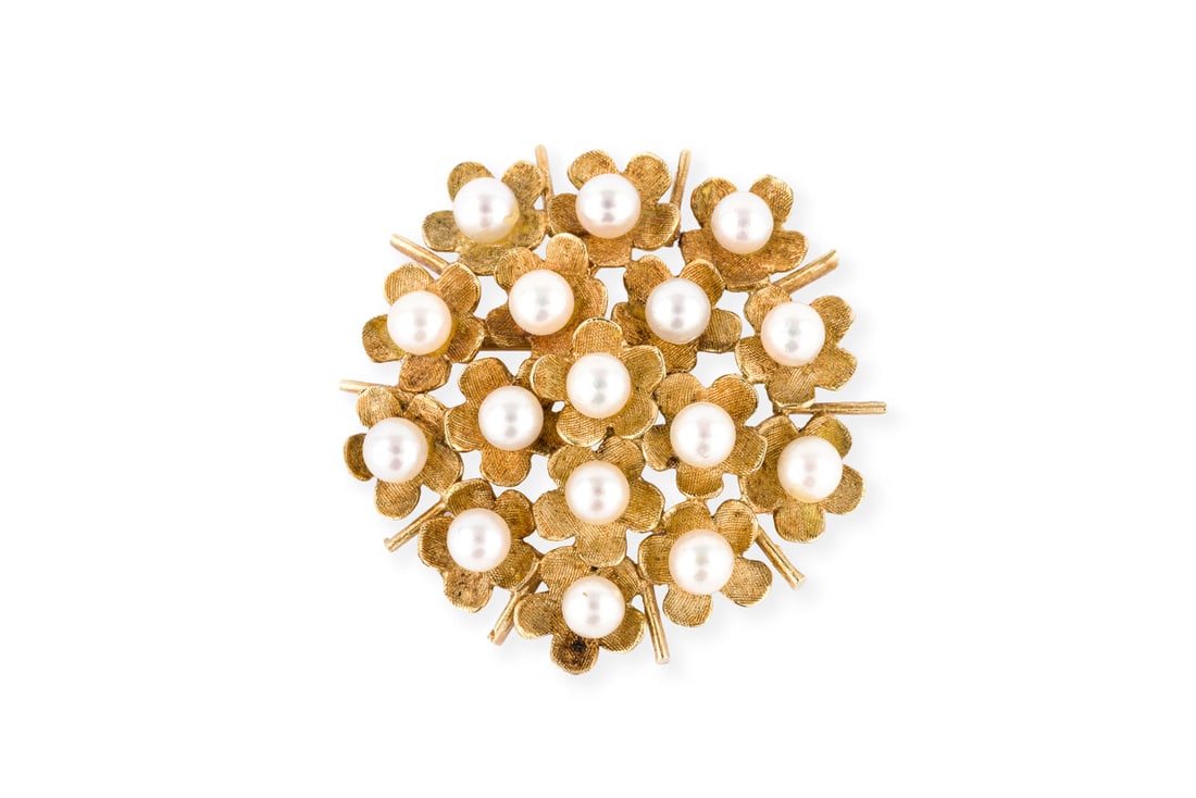 BLUETENCLUSTER BROSCHE: BLUETENCLUSTER BROSCHE GG 585. Masse: ca. 32,0 x 32,5 mm. Ges.-Gew.: ca. 7,3 g. Brosche aus Bluetencluster, besetzt mit Perlen.