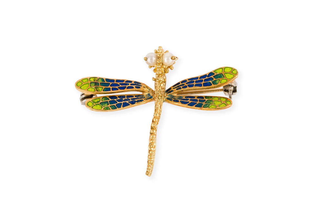 LIBELLEN BROSCHE: LIBELLEN BROSCHE GG 750. Masse: ca. 36,0 x 28,8 mm. Ges.-Gew.: ca. 5,3 g. Brosche in Form einer Libelle mit emaillierten Fluegeln und zwei kleinen Perlen als Augen. Emaille min best.