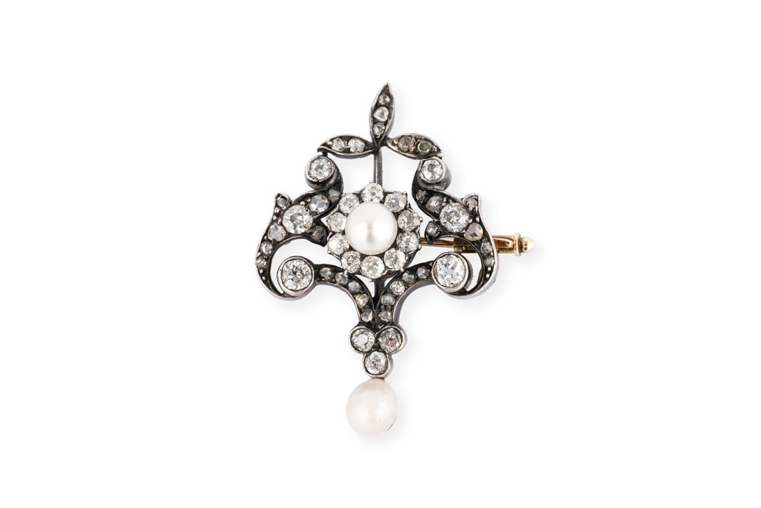 PERLEN DIAMANT BROSCHE 19. JH.: PERLEN DIAMANT BROSCHE 19. JH. AG/GG 585 (getestet). Masse: ca. 35,7 x 23,8 g. Ges.-Gew.: ca. 6,6 g. Brosche, besetzt mit Perlen und und Diamanten im Alt- und Rosenschliff zus. ca. 1.00 ct.