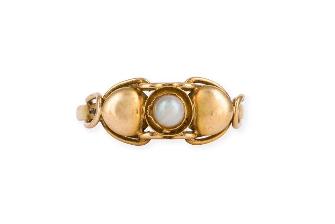 ROMANTISCHER PERLEN RING: ROMANTISCHER PERLEN RING GG 750. Ringmass: ca. 52. Ringkopfmasse: ca. 7,8 x 17,2 mm. Ges.-Gew.: ca. 2,7 g. Ring, besetzt mit einer kleinen zentralen Perle.
