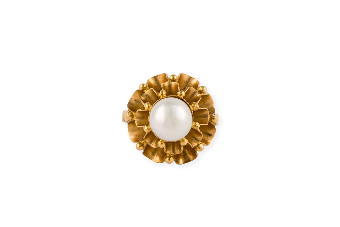 HOHER PERLEN RING: HOHER PERLEN RING GG 750 (getestet). Ringmass: ca. 53. D.: ca. 17,1 mm. H.: ca. 16,6 mm. Ges.-Gew.: ca. 5,0 g. Ring, besetzt mit einer Perle.