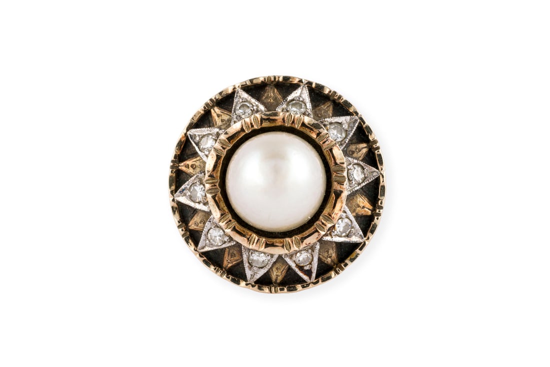 RUNDER COCKTAIL RING: RUNDER COCKTAIL RING PT/GG 585. Ringmass: ca. 52. Ringkopfmasse: ca. 19,3 mm. Ges.-Gew.: ca. 10,1 g. Cocktailring, besetzt mit einer zentralen Perle und kleinen Diamanten im 8/8- Schliff zus. ca.