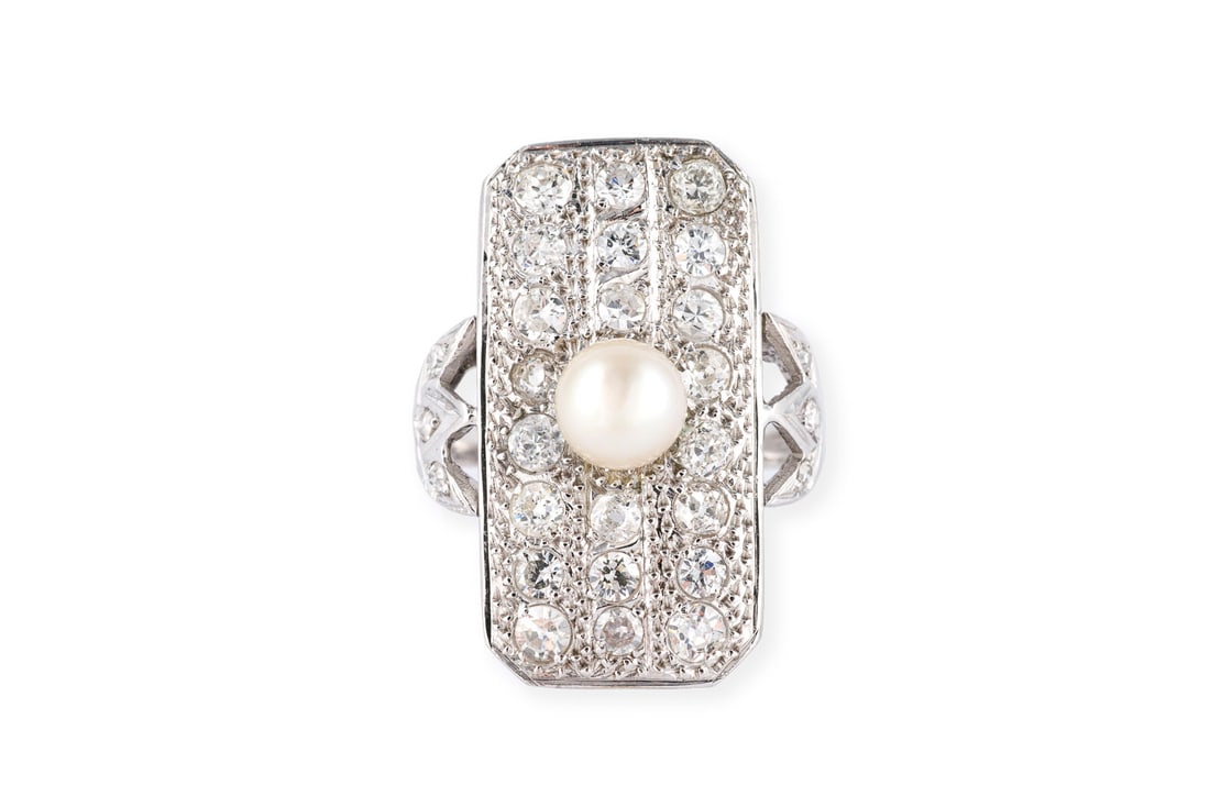 GLAMOUROESER DIAMANT RING: GLAMOUROESER DIAMANT RING WG 585 (getestet). Ringmass: ca. 57. Ringkopfmasse: ca. 27,0 x 13,8 mm. Ges.-Gew.: ca. 7,9 g. Ring, besetzt mit Diamanten im Alt- und 8/8-Schliff zus. ca. 2.00 ct.