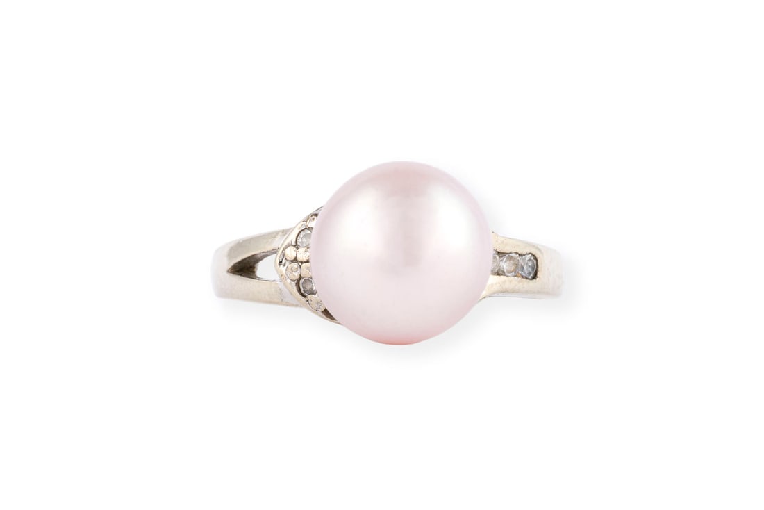 PERLEN RING: PERLEN RING WG 750. Ringmass: ca. 55. Ges.-Gew.: ca. 4,3 g. Ring, besetzt mit einer grossen Perle (D.: ca. 10,0 mm) und Cubic Zirkonia auf der Ringschiene.