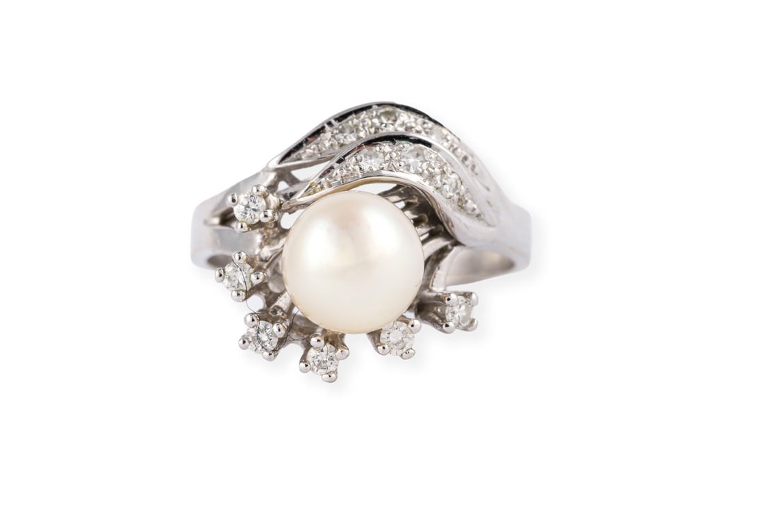 SCHWUNGVOLLER PERLEN DIAMANT RING: SCHWUNGVOLLER PERLEN DIAMANT RING WG 585. Ringmass: ca. 55. Ringkopfmasse: ca. 14,6 x 16,0 mm. Ges.-Gew.: ca. 5,5 g. Ring, besetzt mit einer Perle (D.: ca. 7,7 mm) und Diamanten im Brillant- und