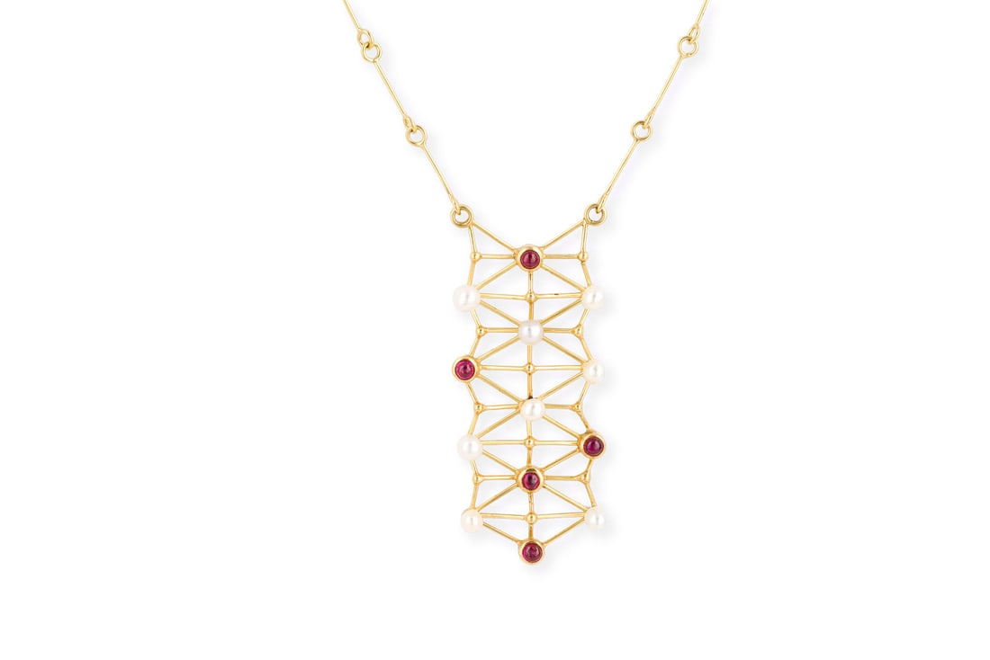 DESIGN PERLEN COLLIER: DESIGN PERLEN COLLIER GG 750. L.: ca. 69,0 cm. Ges.-Gew.: ca. 19,2 g. Design Collier, besetzt mit Perlen (D.: ca. 4,5 mm) und kleinen, roten Farbstein-Cabochons. S-Haken-Verschluss.