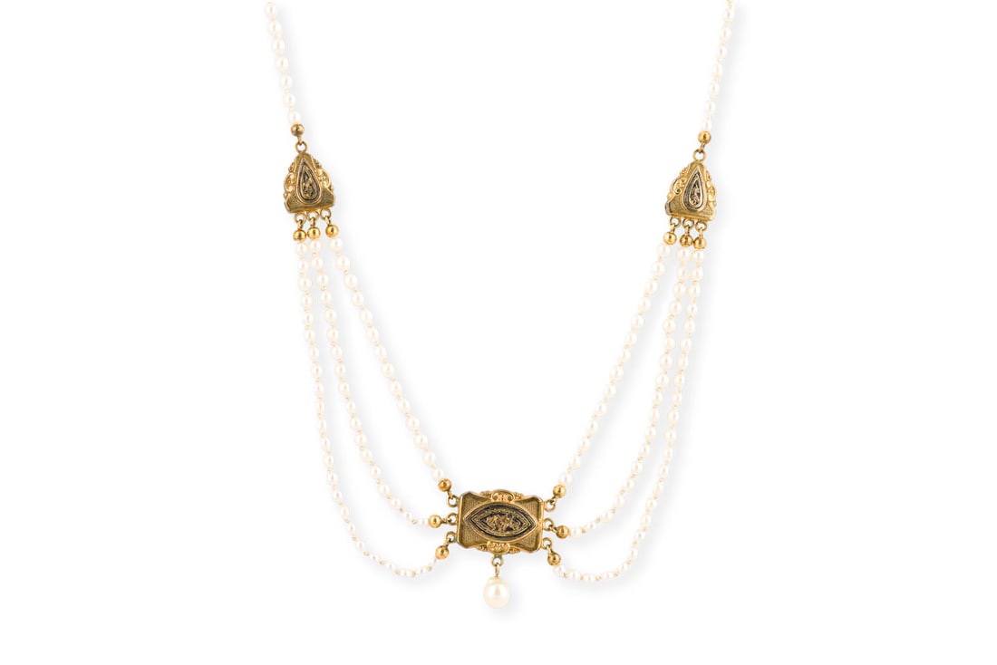 3-STRAENGIGES PERLEN COLLIER 19. JH.: 3-STRAENGIGES PERLEN COLLIER 19. JH. GG 585. L.: ca. 53,0 cm. Ges.-Gew.: ca. 24,0 g. Perlen-Collier mit ziselierten und emaillierten Goldelementen. D.(Perle): ca. 3,8 mm.