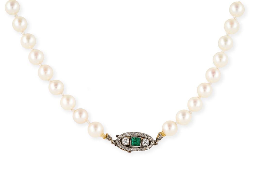 MATINEE PERLEN COLLIER: MATINEE PERLEN COLLIER WG 585. L.: ca. 65,0 cm. Ges.-Gew.: ca. 30,5 g. Collier von 'Mikimoto Cultured Pearls' mit Art DEco-Verschluss. D.(Perle): ca. 6,0 mm. Expertise: Inkl. Garantieschein aus 1975.