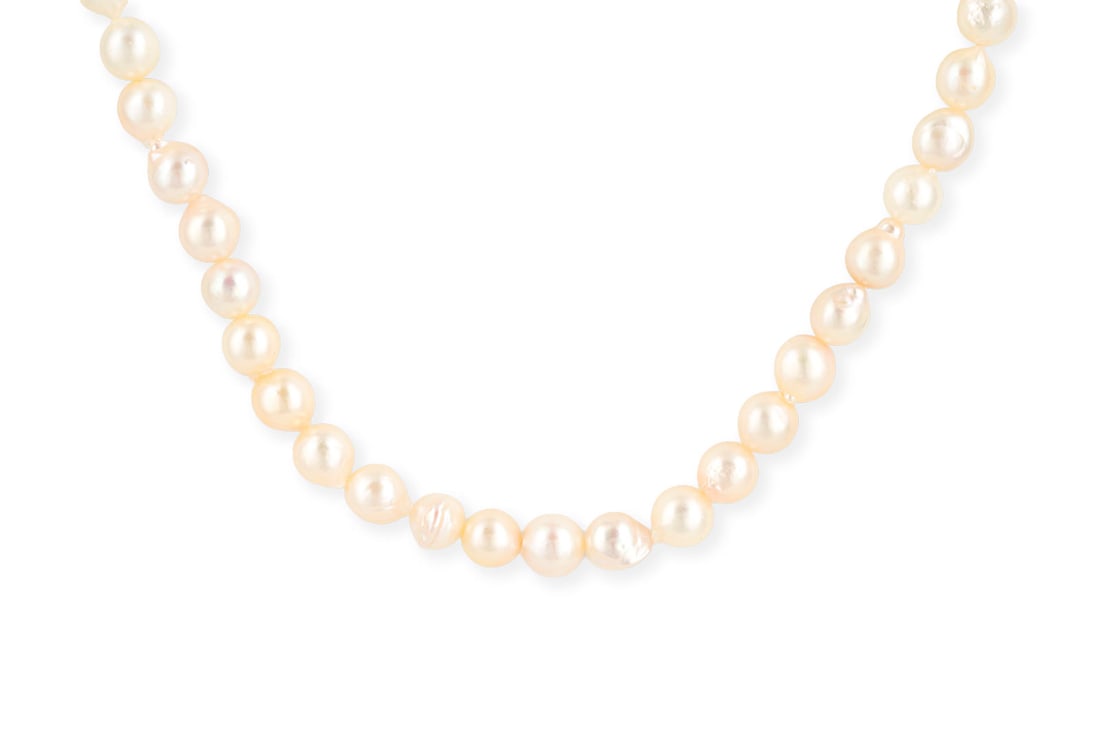 LANGES PERLEN COLLIER: LANGES PERLEN COLLIER L.: ca. 115,0 cm. Ges.-Gew.: ca. 81,8 g. Langes Perlencollier. D.(Perle): ca. 6,5-7,5 mm.