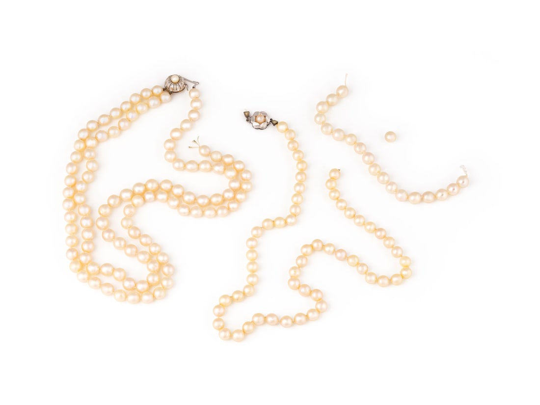 KONVOLUT AUS 2 PERLEN COLLIERS: KONVOLUT AUS 2 PERLEN COLLIERS AG 835/ WG 585. Ges.-Gew.: ca. 109,1 g. Konvolut aus 2 Perlen-Colliers. Ein Doppelreihiges Collier: L.: ca. 47,0 cm, D.(Perle): ca. 7,5 mm. Ein Einstraengiges Collier:
