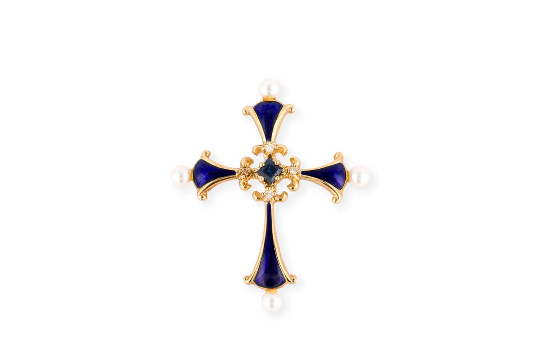 EMAILLIERTER KREUZ ANHAENGER: EMAILLIERTER KREUZ ANHAENGER GG 750. Masse: ca. 36,3 x 31,2 mm. Ges.-Gew.: ca. 3,2 g. Dunkelblau Kreuzanhaenger, besetzt mit 4 Perlen, einem Saphir-CarrE von ca. 0.20 ct, sowie 4 kleine Brillanten zus
