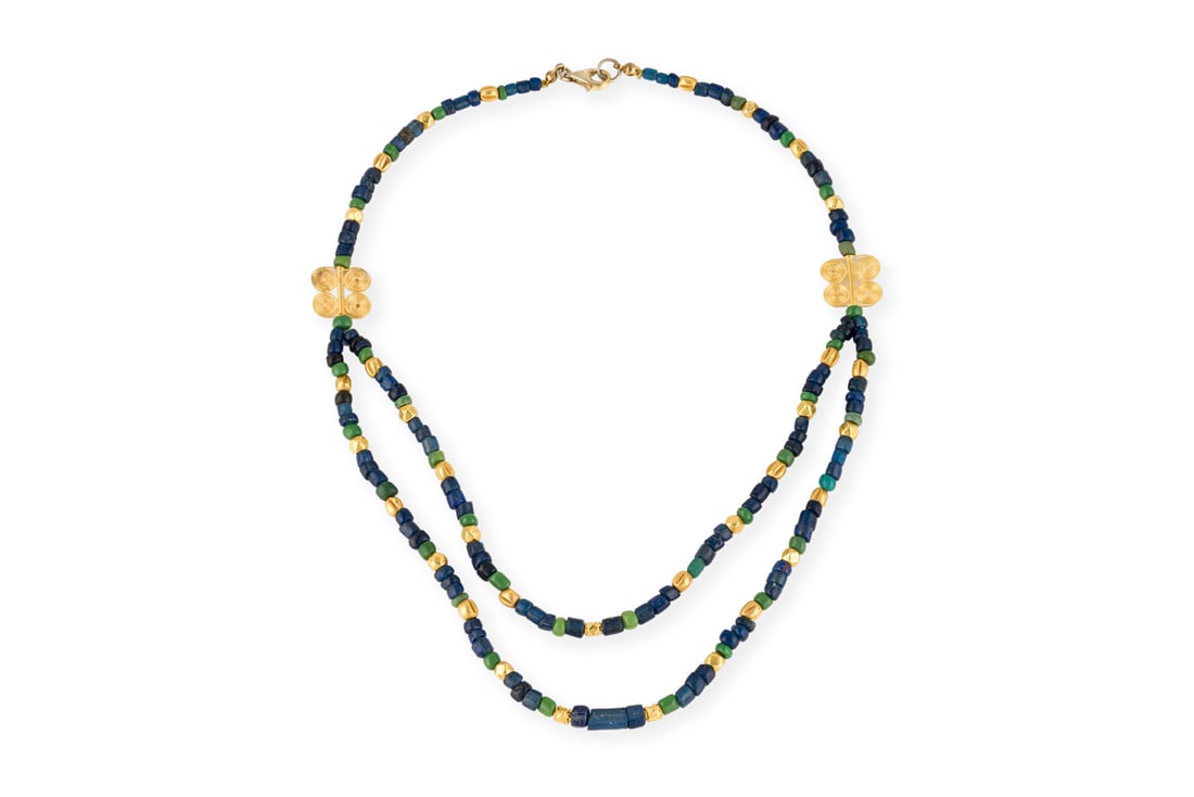 GLASPERLEN COLLIER: GLASPERLEN COLLIER L.: ca. 47,0 cm. Ges.-Gew.: ca. 25,5 g. Collier aus blauen und gruenen Glasperlen, sowie vergoldete Zwischenelementen. Karabinerverschluss.