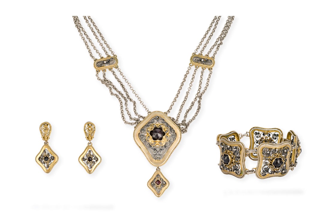 TRACHTEN SCHMUCK SET: TRACHTEN SCHMUCK SET AG 800 (vergoldet). Ges.-Gew.: ca. 115,3 g. Trachtenschmuckset, bestehend aus einem Collier mit fehlendem Verschluss (L.: ca. 36,0- 41,0 cm). Ein Paar Ohrclipstecker (L.: ca.