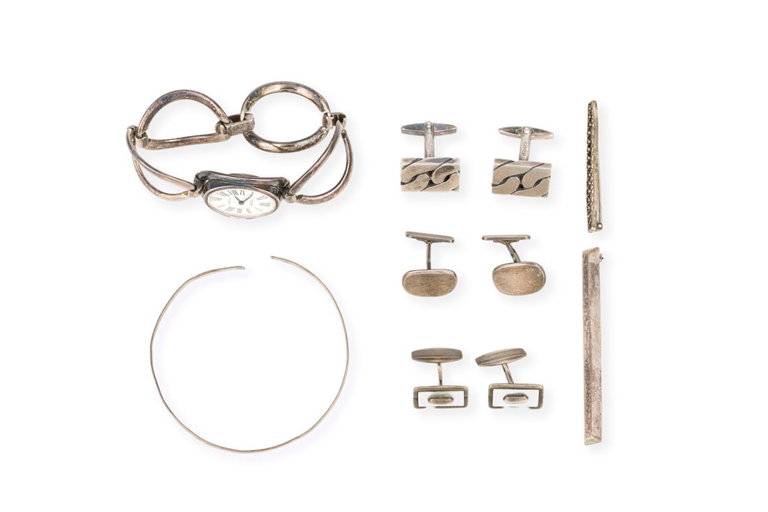 7-TEILIGES SILBER SCHMUCK KONVOLUT: 7-TEILIGES SILBER SCHMUCK KONVOLUT AG 835/925. Ges.-Gew.: ca. 102,8 g. 1 x Armbanduhr ('Jean Perret', Verschluss defekt), 3 x Paar Manschettenknoepfe, 2 x Brosche, 1 x Armreif (defekt).