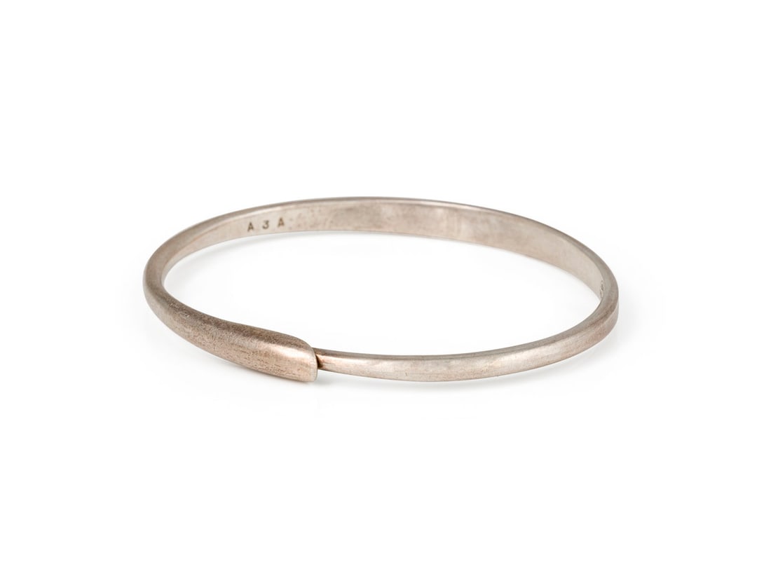 'GEORG JENSEN' ARMREIF: GEORG JENSEN' ARMREIF AG 925. Masse: D.(Innen): ca. 60,0 mm, Staerke.: ca. 4,5 mm. Ges.-Gew.: ca. 15,7 g. Armreifen mit organischem Verschluss von Georg Jensen aus der Andreas Mikkelsen Kollektion.