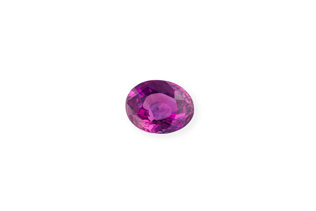 VIOLETTER SAPHIR 2.95 CT.: VIOLETTER SAPHIR 2.95 CT. ca. 9,38 x 7,32 x 4,99 mm. Ges.-Gew.: ca. 2.95 ct. Violetter loser Saphir im Sternschliff-Treppenschliff. Expertise: Inkl. DeGEB Zertifikat aus 2023.