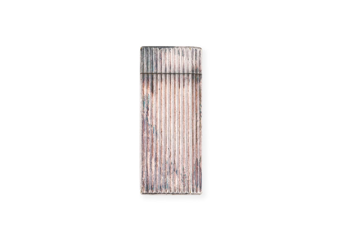 'CARTIER' FEUERZEUG: CARTIER' FEUERZEUG Versilbert. ca. 6,0 x 2,5 x 1,2 cm. Alters- und Gebrauchsspuren, nicht oeffenbar.