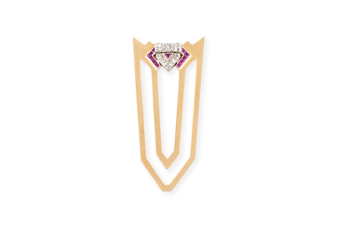 ART DECO LESEZEICHEN: ART DECO LESEZEICHEN GG 750. Masse: ca. 55,5 x 25,1 mm. Ges.-Gew.: 10,5 g. Art DEco Lesezeichen, besetzt mit Diamanten und wohl pinken Saphiren.