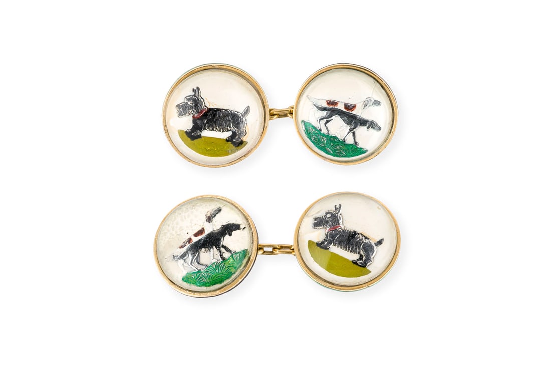 HUNDEMOTIV MANSCHETTEN KNOEPFE: HUNDEMOTIV MANSCHETTEN KNOEPFE GG 585 (getestet). D.: ca. 19,3 mm. Ges.-Gew.: ca. 16,7 g. Runde Manschettenknoepfe mit Hundemotiven. Wohl ein Terrier und Jagdhunde.