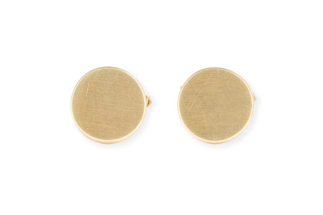RUNDE MANSCHETTEN KNOEPFE: RUNDE MANSCHETTEN KNOEPFE GG 585. D.: ca. 17,0 mm. Ges.-Gew.: ca. 13,4 g. Runde, mattierte Manschettenknoepfe