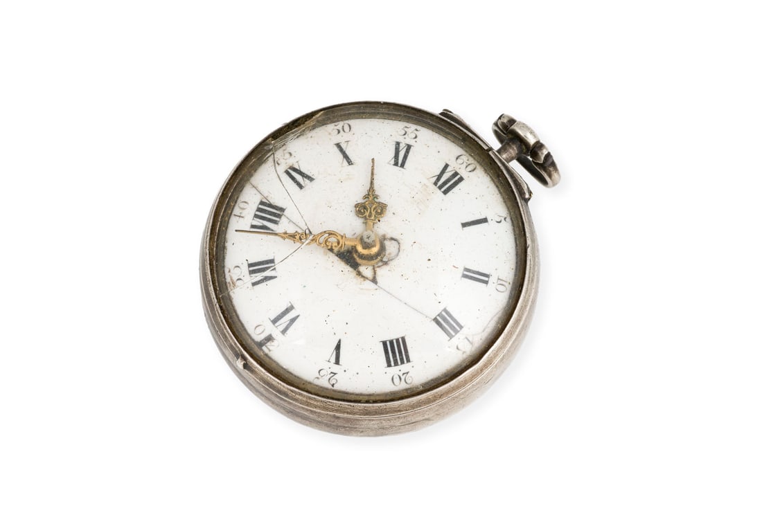 'ANDRIES VERMEULEN' TASCHENUHR: ANDRIES VERMEULEN' TASCHENUHR Spindelwerk mit Schluesselaufzug (Nicht auf Funktion geprueft). AG (getestet). Masse: D.: ca. 50,0 mm. Ges.-Gew.: ca. 110,8 g. Min ber. und best. Gebrochenes Deckglas.