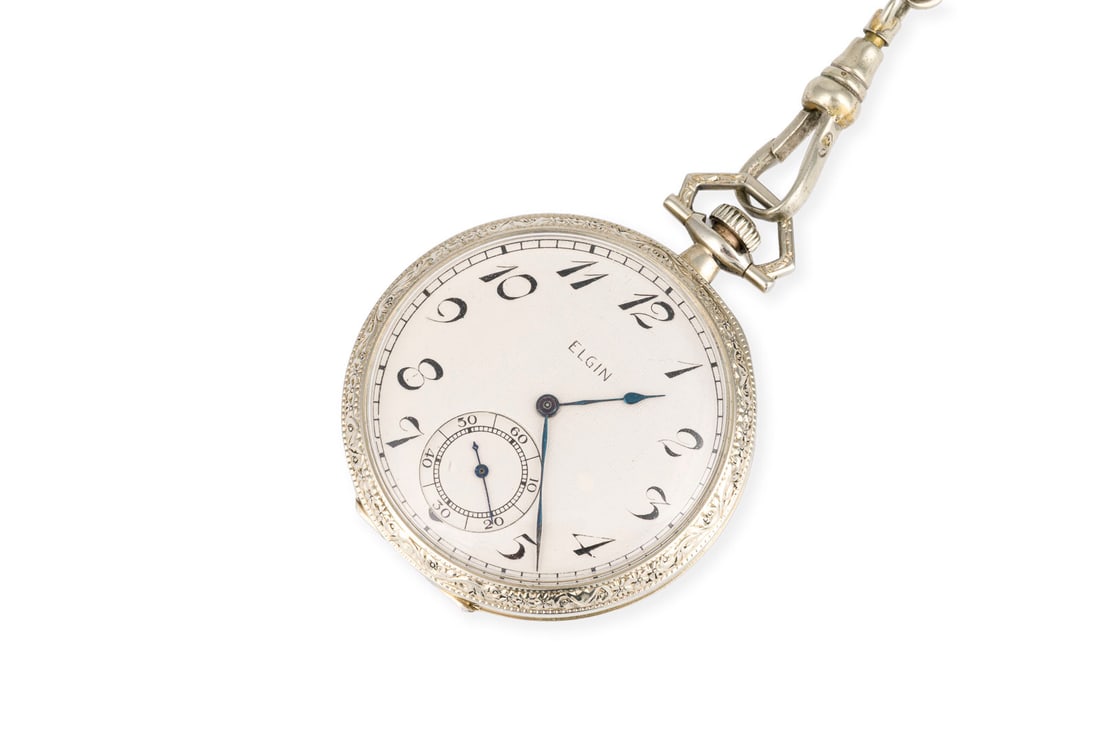 'ELGIN' TASCHENUHR: ELGIN' TASCHENUHR Referenznummer: 1028325. Handaufzug (Nicht auf Funktion geprueft). Metall/WG 750. Masse: D.: ca. 43,0 mm. Ges.-Gew.: ca. 83,5 g. Inkl. Rechnung aus 1999. Taschenuhr an Metallkette mi