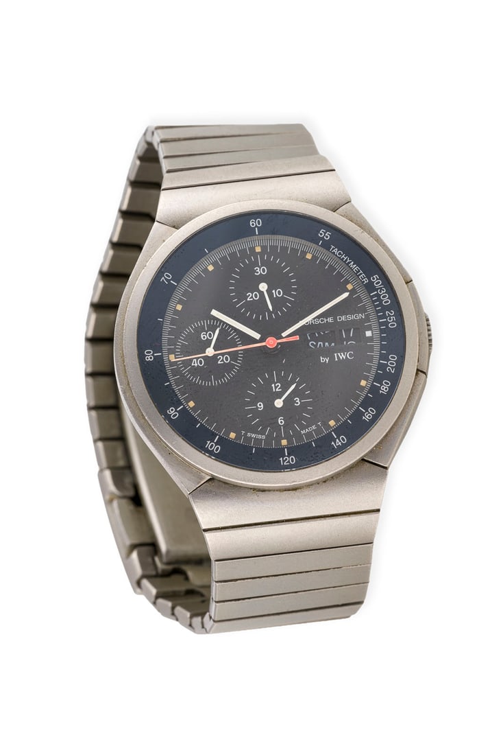 'IWC' PORSCHE DESIGN CHRONOGRAPH ARMBANDUHR: IWC' PORSCHE DESIGN CHRONOGRAPH ARMBANDUHR Referenznummer: 3702. Automatik (Nicht auf Funktion geprueft). Titan. D.: ca. 42,5 mm. Ges.-Gew.: ca. 113,4 g. Inkl. orig. Papiere aus 1990. Modell Porsche
