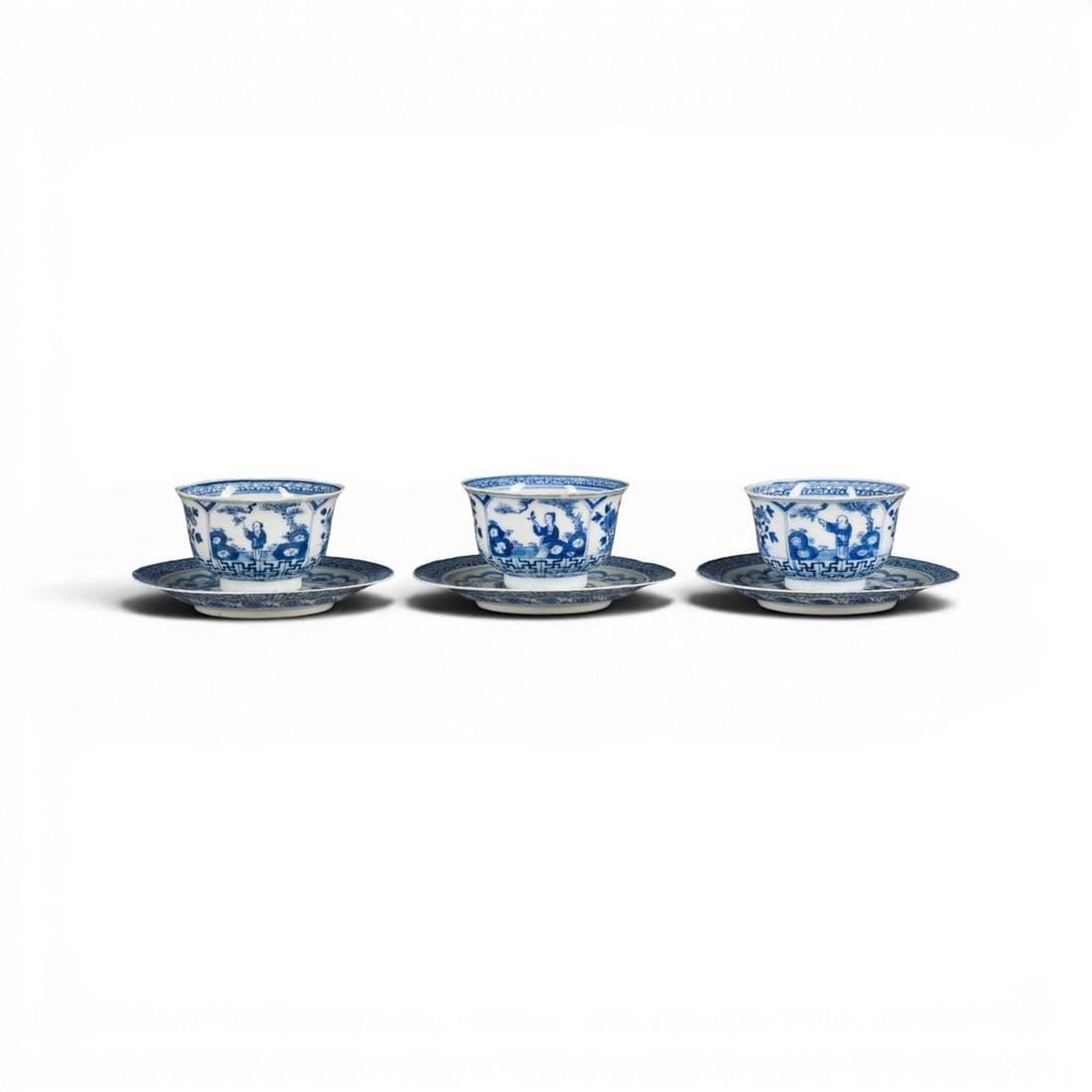 DREI PAARE BLAU-WEISSER TASSEN MIT UNTERTASSEN: THREE PAIRS OF BLUE AND WHITE 'FIGURAL' CUPS AND SAUCERS China, Qing dynasty Porcelain. D. ca. 8.5 cm (cups), 13.5 cm (saucers). All decorated with figure scenes and each with a 'Kangxi Nianzhi' mark 
