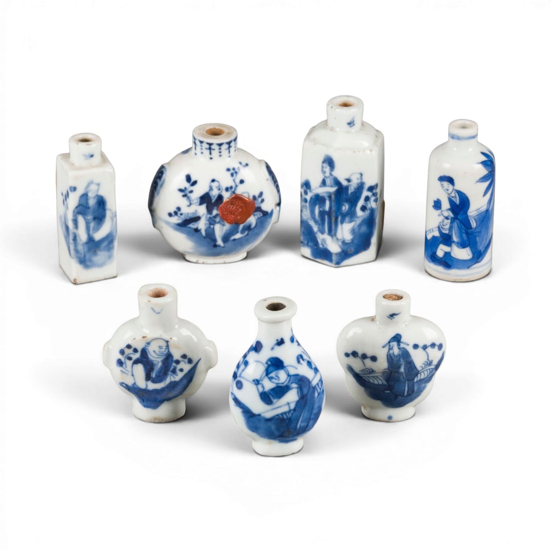 SIEBEN BLAU-WEISSE SNUFFBOTTLES MIT FIGURENDARSTELLUNG (1 of 1)