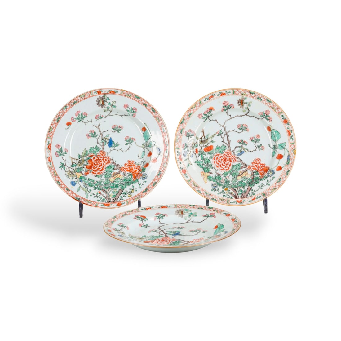 EIN KONVOLUT VON DREI FAMILLE-VERTE-TELLERN MIT BLUEMENDARSTELLUNG: A GROUP OF THREE FAMILLE-VERTE 'FLORAL' DISHES China, Qing dynasty Porcelain. D. 22 cm. Each with a Lempertz label on the base. With traces of age and use, with minor chips to the rim.EIN KONVOLUT VON