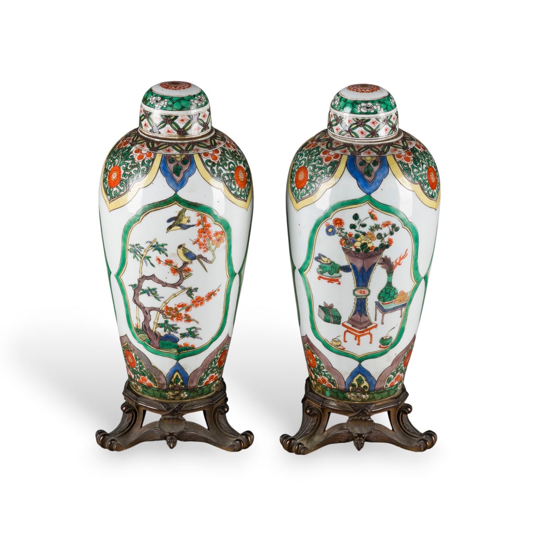 EIN PAAR FAMILLE-VERTE-VASEN MIT BRONZEMONTIERUNG (1 of 1)