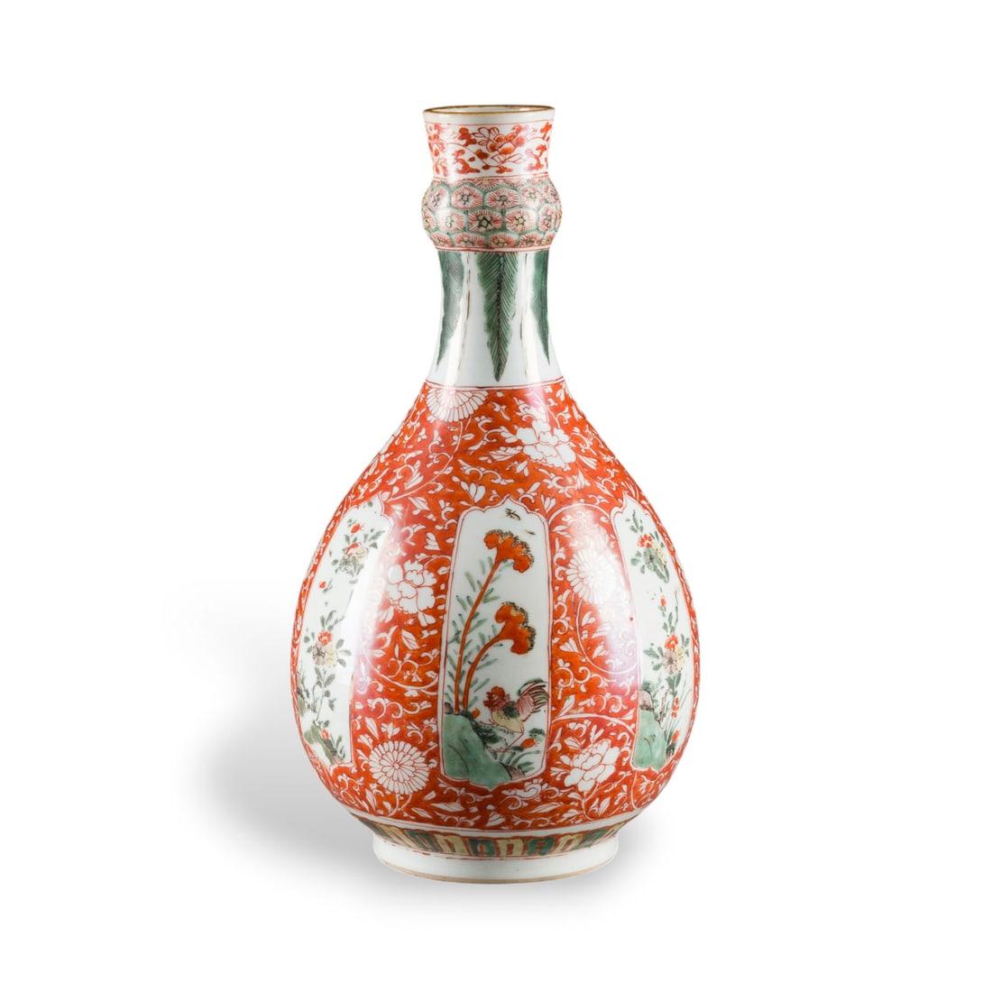 EINE FAMILLE-VERTE-VASE MIT BLUMENDARSTELLUNG: A FAMILLE VERTE 'FLORAL' VASE China, Qing Dynasty Porcelain. H. 31.3 cm. The vase is decorated with flowers. With traces of use and age, partially abraded and restored.EINE FAMILLE-VERTE-VASE MIT BLUM
