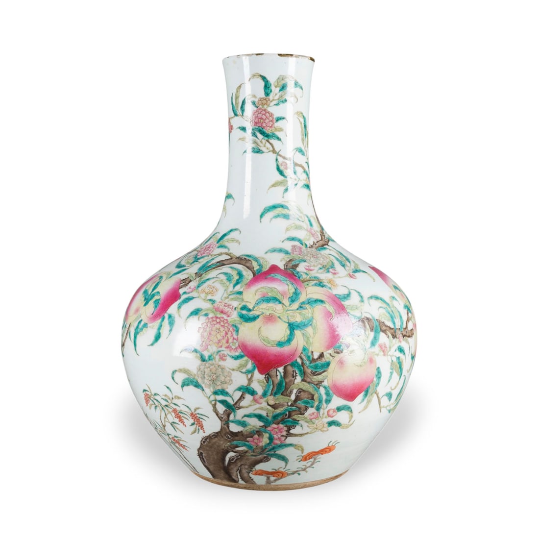 EINE GROSSE FAMILLE-ROSE-VASE MIT DER DARSTELLUNG VON NEUN PFIRSICHEN: A LARGE FAMILLE ROSE 'NINE PEACHES' VASE China, late Qing Dynasty/Republic Period Porcelain. H. 55 cm. The ovoid body rising to a tall cylindrical neck with a slightly everted rim, decorated around th