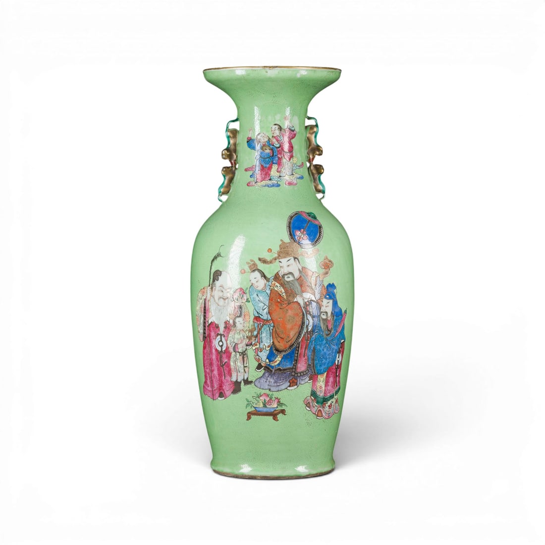 EINE GROSSE FAMILLE-ROSE-SGRAFFITO-VASE MIT FIGURENDARSTELLUNG: A LARGE FAMILLE-ROSE SGRAFFITO 'FIGURAL' VASE China, Qing dynasty Porcelain. H. 63.5 cm. The vase is covered overall with a pale lime-green glaze over a finely incised, dense sgraffito ground. One sid