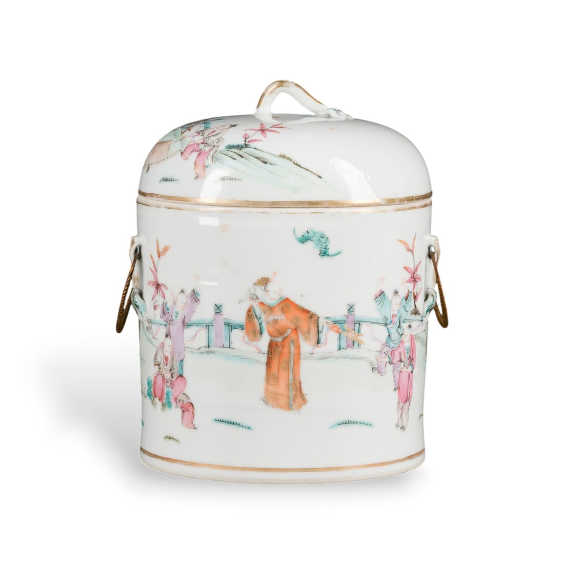 EIN FAMILLE-ROSE-DECKELGEFAESS MIT FIGURENDARSTELLUNG: A FAMILLE ROSE 'FIGURAL' LIDDED JAR China, late Qing dynasty Porcelain. H. 17.8 cm. The jar is decorated on the body and cover with figural scenes. With traces of age and use.EIN FAMILLE-ROSE-DECKELGE
