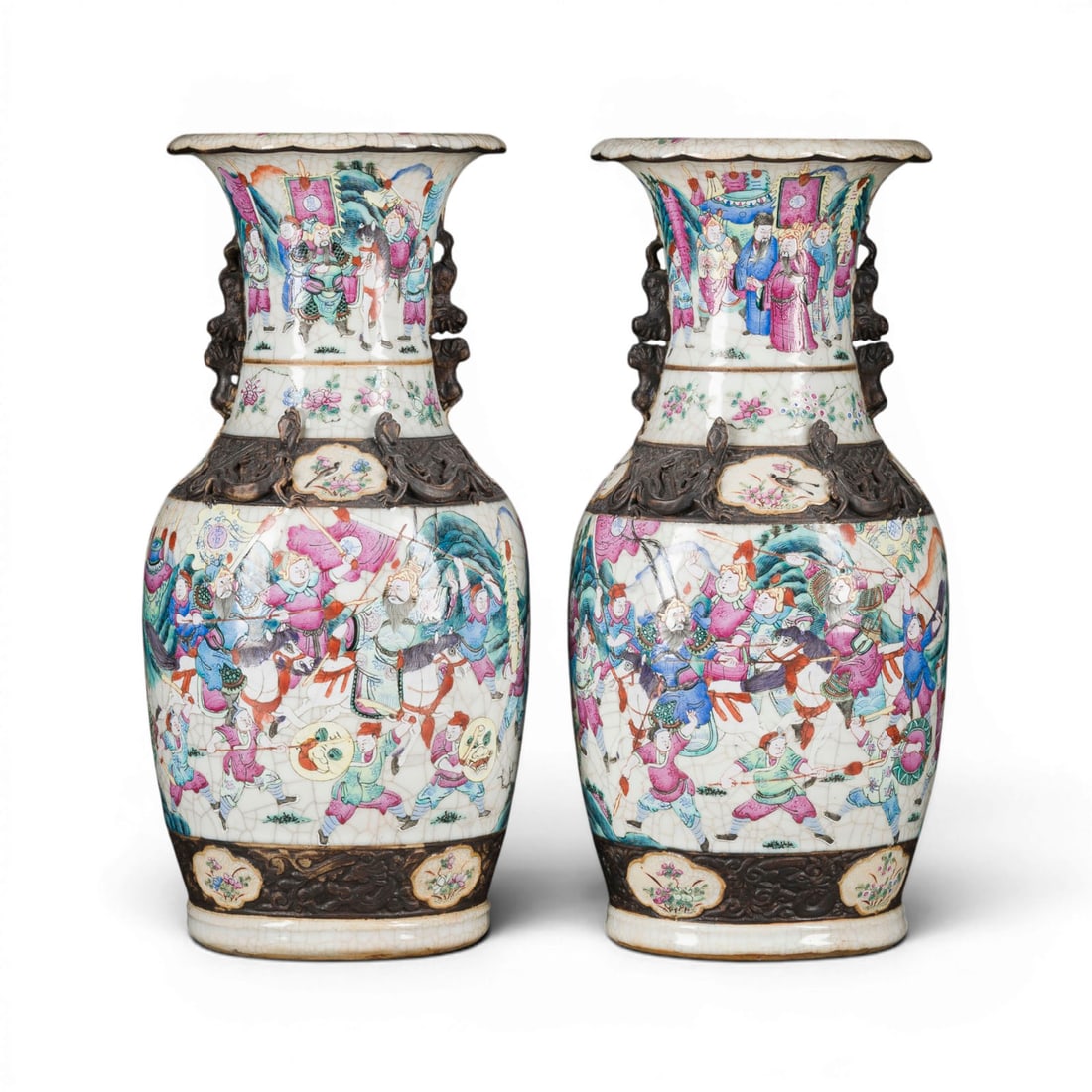 EIN PAAR NANKING-FAMILLE-ROSE-VASEN MIT KRIEGERDARSTELLUNGEN: A PAIR OF NANKING FAMILLE ROSE 'WARRIORS' VASES China, 19th/20th century Porcelain. H. 45-45.5 cm. The vases are decorated with warrior scenes. Both with a mark on the base. With traces of age and use