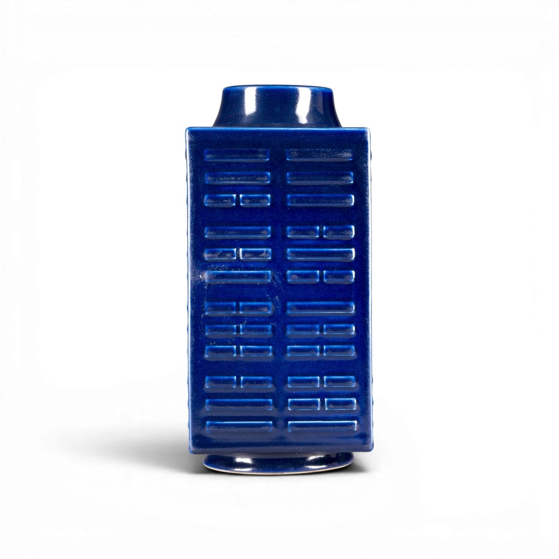 EINE BLAUGLASIERTE VASE IN CONG-FORM MIT DEN ACHT TRIAGRAMMEN (1 of 2)