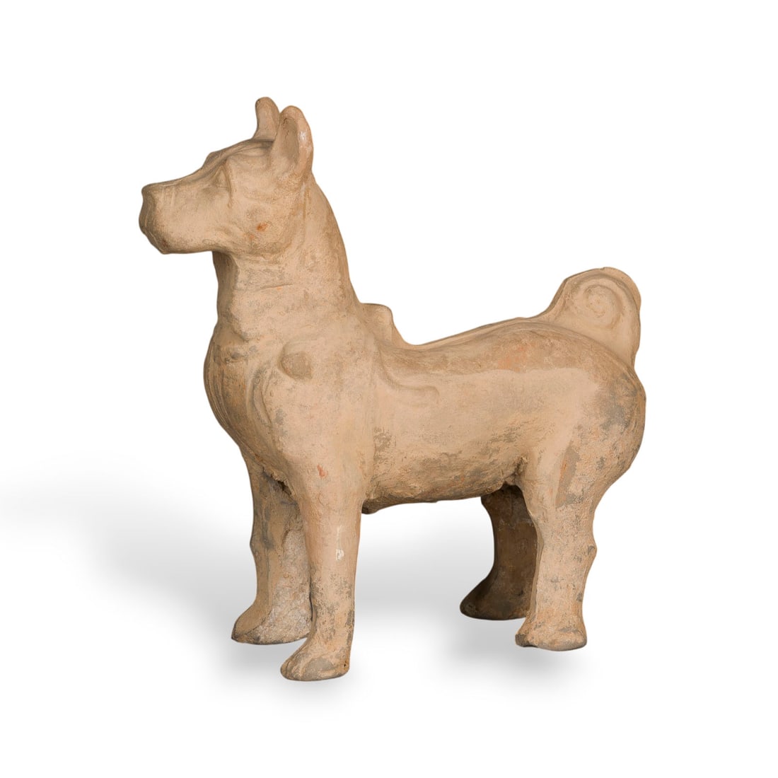 EINE FIGUR EINES HUNDES AUS KERAMIK (1 of 1)