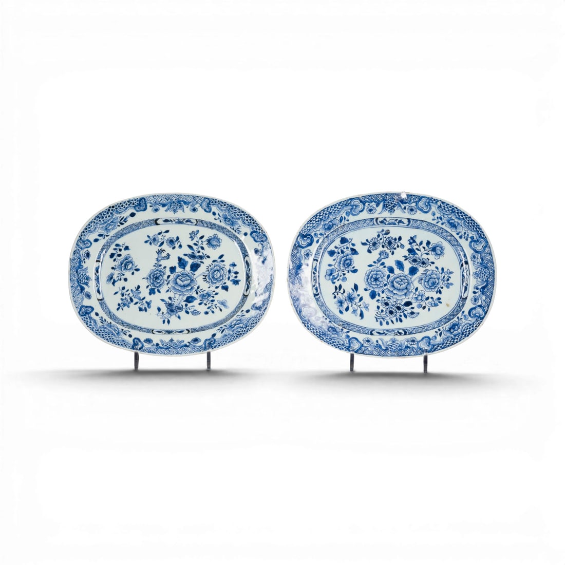 ZWEI BLAU-WEISSE EXPORT-TELLER MIT BLUMENDARSTELLUNG (1 of 1)