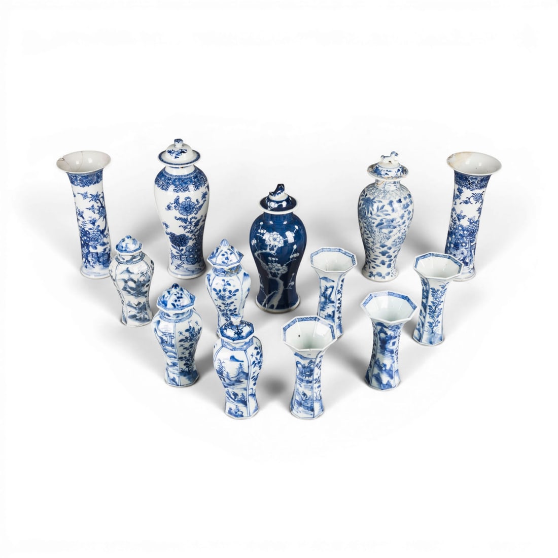 DREIZEHN BLAU-WEISSE VASEN: THIRTEEN BLUE AND WHITE VASES China, late Qing dynasty Porcelain. H. 13.2-24.8 cm. With traces of age and use, partially damaged and restored.DREIZEHN BLAU-WEISSE VASEN China, spaete Qing-Dynastie Por