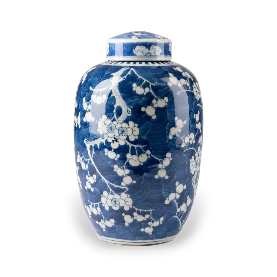 EIN BLAU-WEISSES DECKELGEFAESS MIT PFLAUMENBLUETEN- UND EISRISSDEKOR: A BLUE AND WHITE 'PRUNUS AND CRACKED' LIDDED JAR China, 19th/20th century Porcelain. H. 29 cm. With traces of age and use, partially abraded.EIN BLAU-WEISSES DECKELGEFAESS MIT PFLAUMENBLUETEN- UND EIS