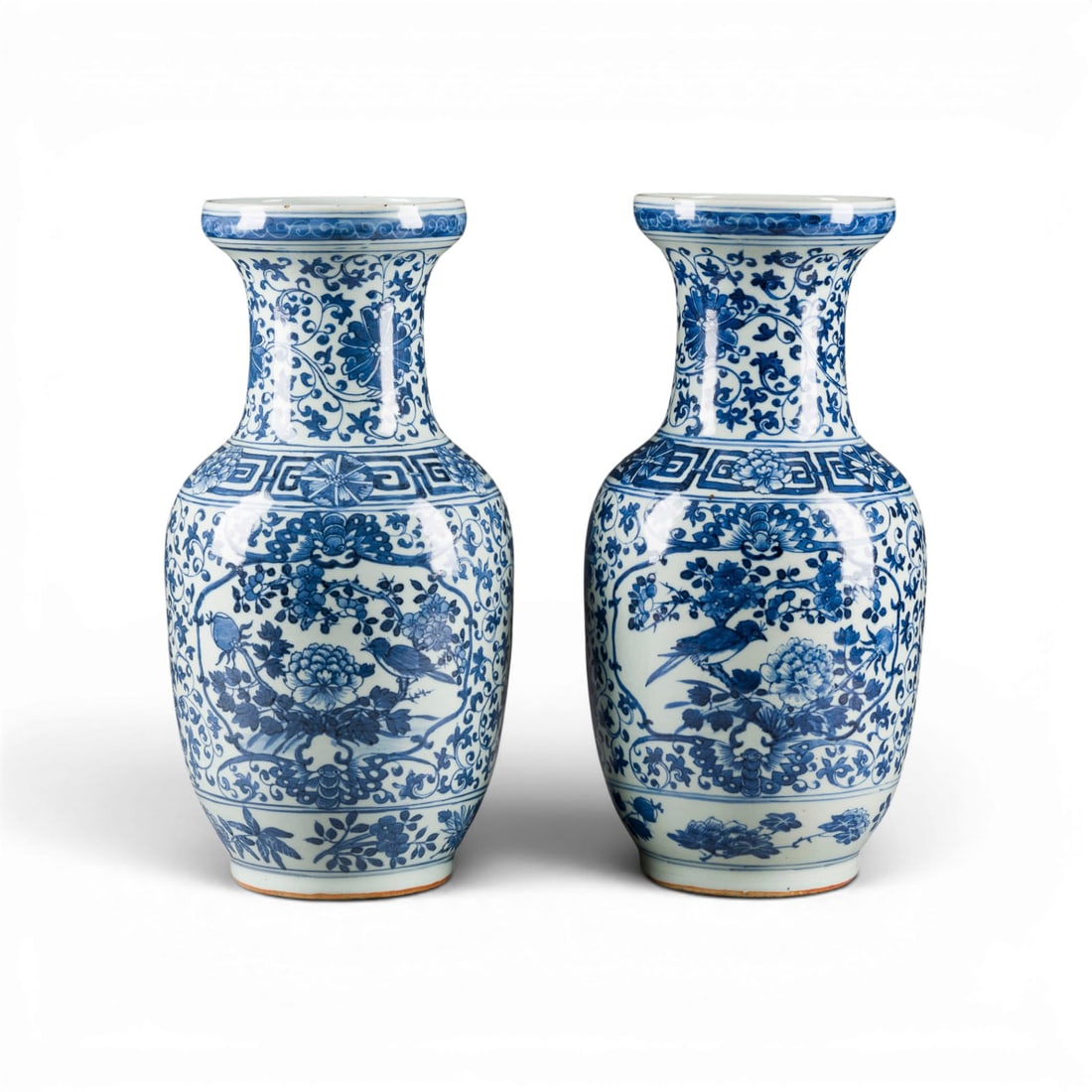 EIN PAAR BLAU-WEISS VASEN MIT BLUMENDARSTELLUNG (1 of 1)