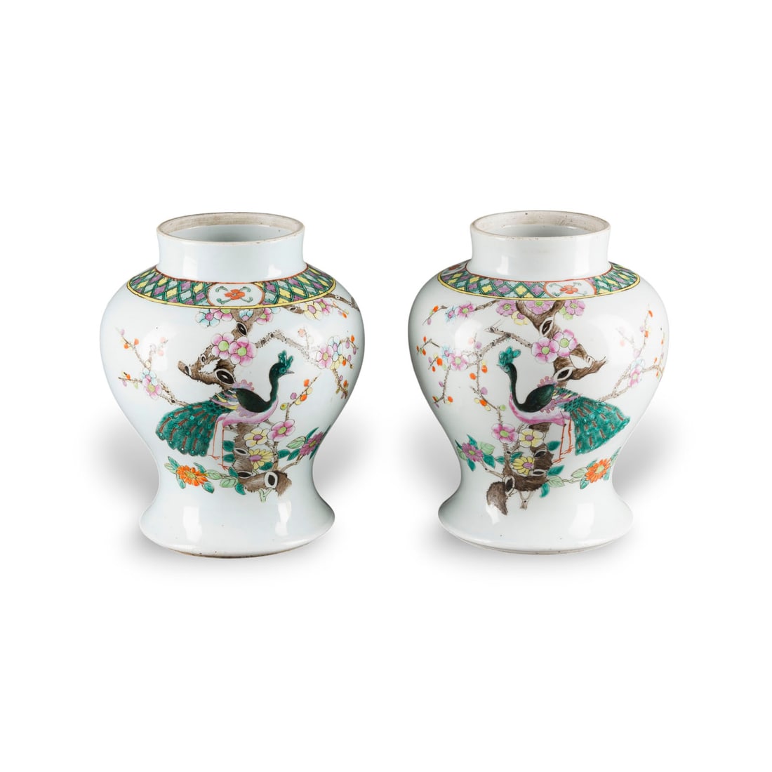 EIN PAAR FAMILLE-ROSE-VASEN MIT PFINGSTROSEN- UND PFAUENDEKOR: A PAIR OF FAMILLE ROSE 'PEACOCK AND FLOWER' VASES China, 20th century Porcelain. H. 25 cm. With inscription on the other side. With traces of age and use.EIN PAAR FAMILLE-ROSE-VASEN MIT PFINGSTROSEN- 