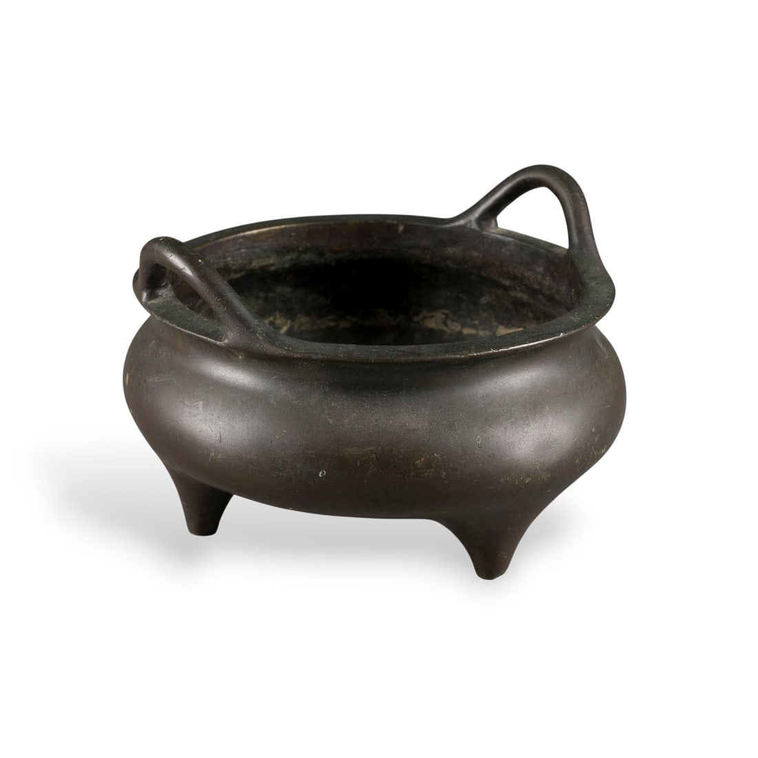 EIN DREIFUESSIGES RAEUCHERGEFAESS AUS BRONZE: A BRONZE TRIPOD INCENSE BURNER China, Qing dynasty Bronze. H. 10.7 cm. With a mark 'Da Ming Xuande wunian jiandu gongbu guanchen Wu Bangzuo zao' on the base. With traces of age and use, partially abra