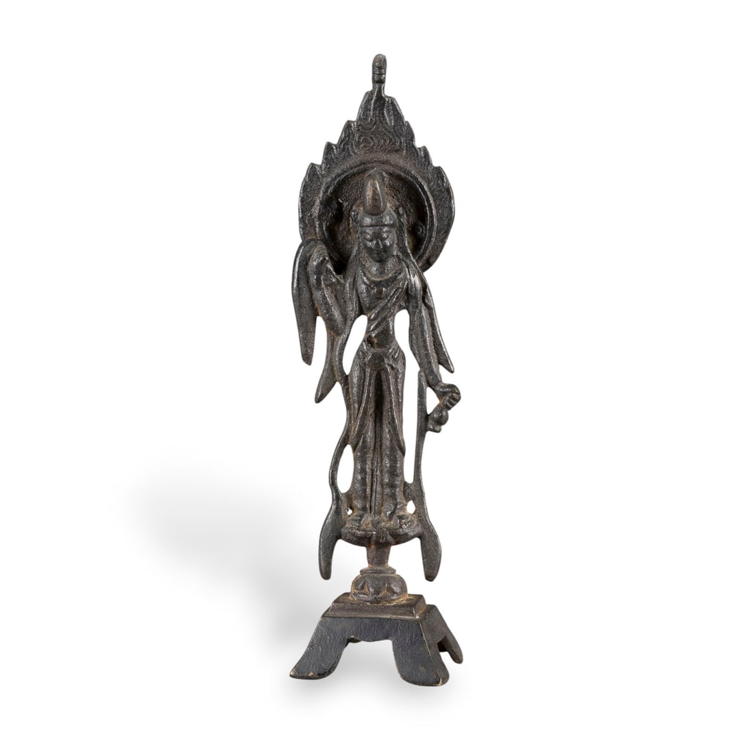 EINE STEHENDE FIGUR EINES BODHISATTVA AUS BRONZE (1 of 2)