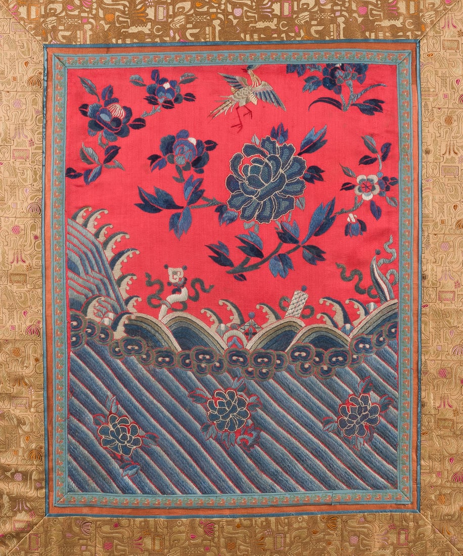 EIN BESTICKTES SEIDENPANEEL: AN EMBROIDERED SILK PANEL China, early 20th century Embroidery, framed and under glass. Visible size ca. 59.5 ? 50 cm (77.5 ? 67.5 cm incl. frame). The panel is decorated with peonies and wave motifs.