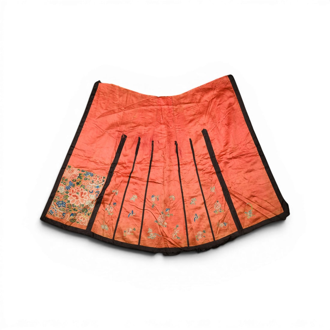 ZWEI CHINESISCHE SEIDENE BESTICKTE ROECKE: TWO CHINESE EMBROIDERED SILK SKIRTS China, 19th/20th century Embroidery. H. ca. 81 cm. The skirts are decorated with flowers. With traces of age and use, partially damaged and stained.ZWEI
