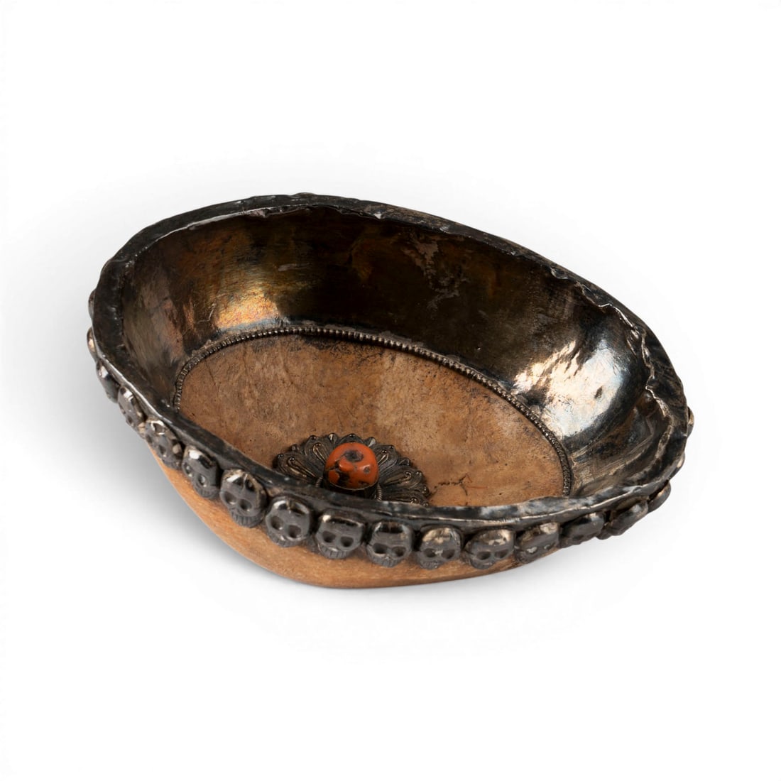 EINE SILBERMONTIERTER KAPALA-SCHALE MIT KORALLEN-EINLAGEN: A CORAL-INLAID SILVER-MOUNTED KAPALA BOWL China (Tibet), 19th century Silver/coral/bone, etc.. L. 17.5 cm. With traces of age and use, partially stained and abraded.EINE SILBERMONTIERTER