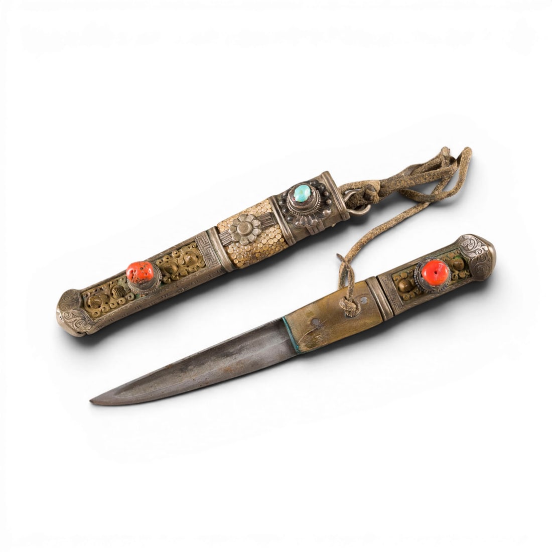 EINE SILBERMONTIERTER DOLCH MIT KORALLEN- UND TUERKISEINLAGEN (1 of 1)