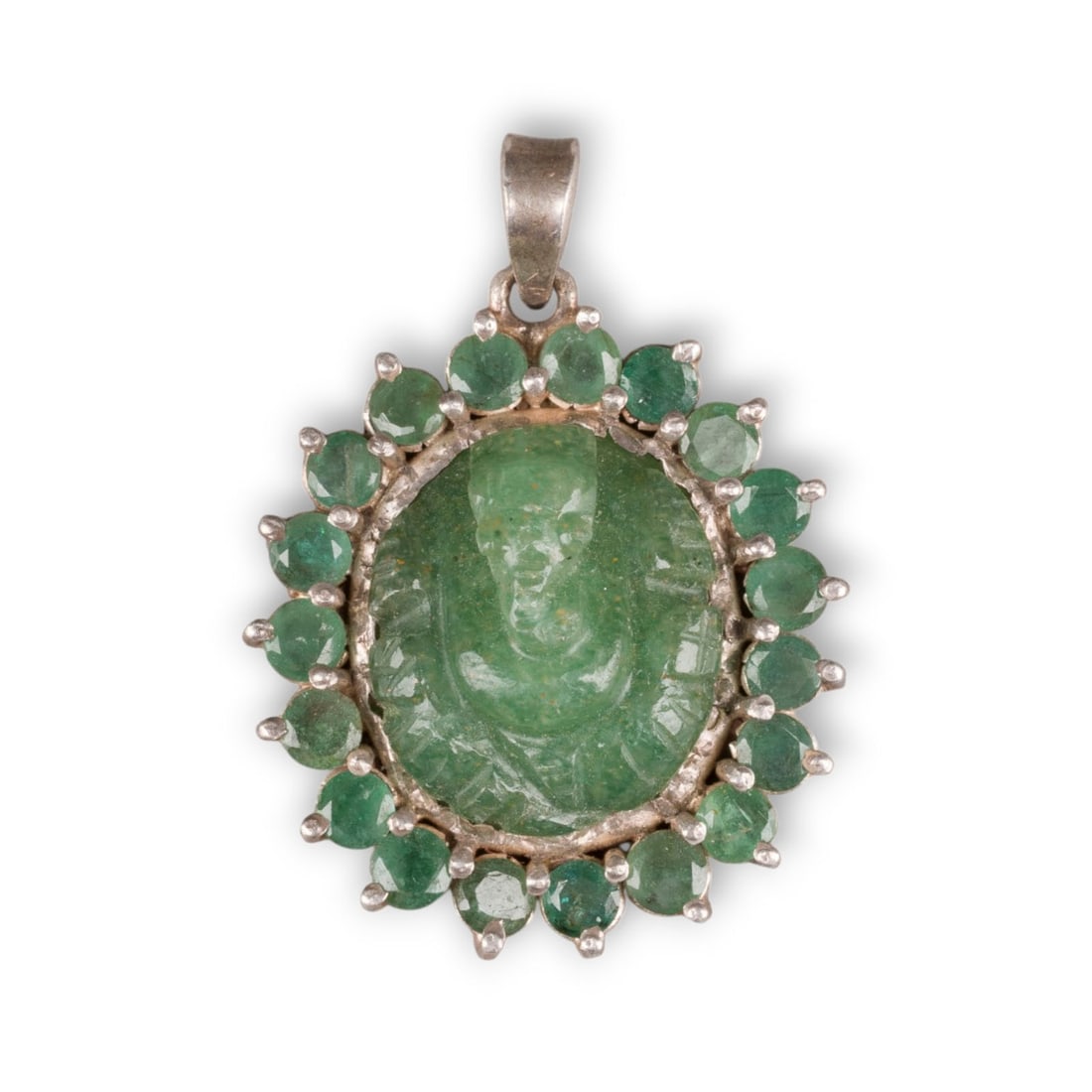 EIN ANHAENGER MIT DARSTELLUNG VON GANESHA: A PENDANT DEPICTING GANESHA India Probably emerald/jadeite/silver. L. ca. 3.5 cm. The pendant is centred with a jadeite carving of Ganesha, within a silver mount set with nineteen stones, probably eme